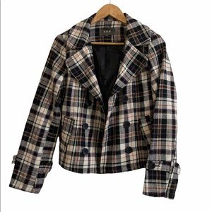 🤩 Adorable little plaid jacket with pockets.